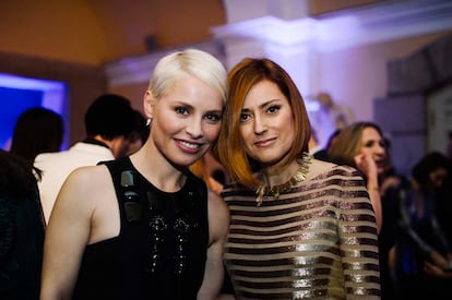 Soraya Arnelas y Empar Prieto, directora de S Moda (vestida de Escada y con joyas vintage de Saint Laurent)