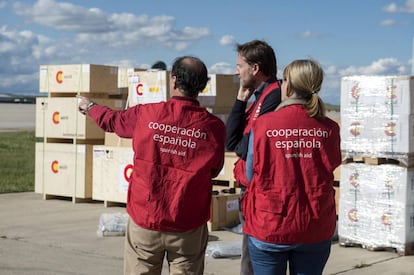 El secretario de estado de Cooperaci&oacute;n y para Iberoam&eacute;rica, Jes&uacute;s Gracia, visit&oacute; el hangar de Ayuda Humanitaria de la AECID en Torrej&oacute;n de Ardoz, para supervisar el material que se envi&oacute; a Ecuador.