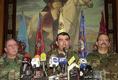 Tres miembros de la junta cívico-militar, durante la conferencia de prensa celebrada ayer en Fuerte Tiuna (Caracas).