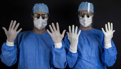 Dos médicos de una clínica dental en Barcelona.