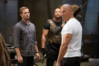 Paul Walker, Dwayne Johnson y Vin Diesel en un fotograma de 'Fast & Furious 6'.  