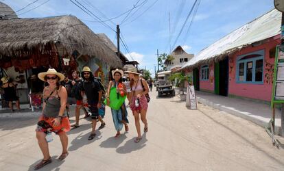 Un grupo de turistas en Holbox (Quintana Roo).