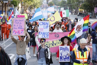 Un grupo de personas participaban el viernes en la Marcha Trans anual en San Francisco.