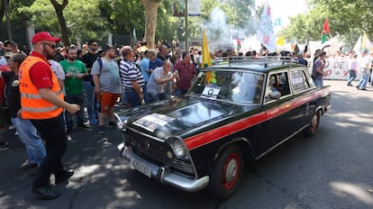 Un taxi antiguo en una protesta de taxistas en Madrid en mayo.