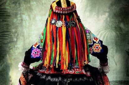 Traje regional peruano, fotografiado por Mario Testino.