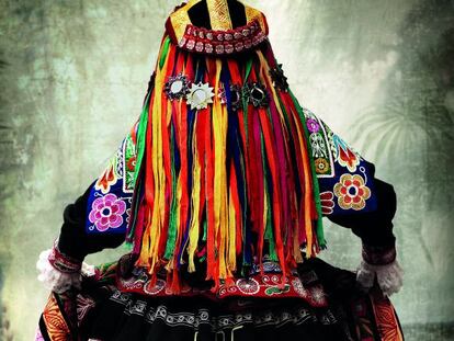 Traje regional peruano, fotografiado por Mario Testino.