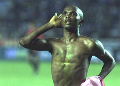 Eto&#39;o celebra uno de sus goles en la final de Copa.