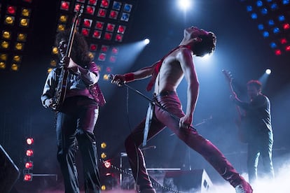 Joseph Mazzello, Rami Malek y Gwilym Lee en 'Bohemian Rhapsody'.