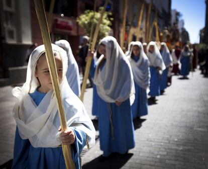 Un grupo de niñas participan en la procesión del Domingo de Ramos en la misa de la catedral de San Cristóbal de La Laguna, Tenerife.