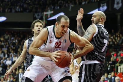 Maric intenta superar la defensa de Rakovic.