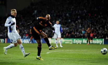 Anelka, en el momento de marcar su segundo gol.