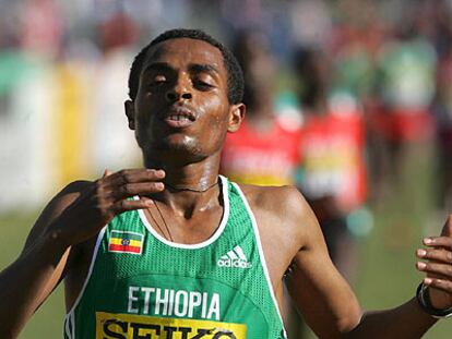 Kenenisa Bekele, en el momento de cruzar la meta.