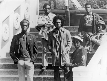 La formación en directo The Wailers en 1973 en Londres. De izquierda a derecha Peter McIntosh 'Tosh', Aston 'Family Man' Barrett, Bob Marley, Earl 'Wire' Lindo, Carlton 'Carly' Barrett y Neville 'Bunny' Livingstone.