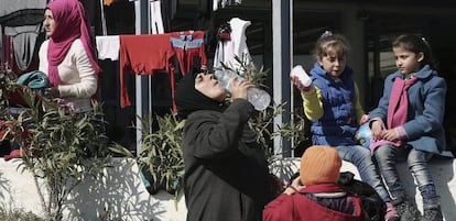 Refugiados e inmigrantes desembarcan en el puerto de Pireo en Atenas. 