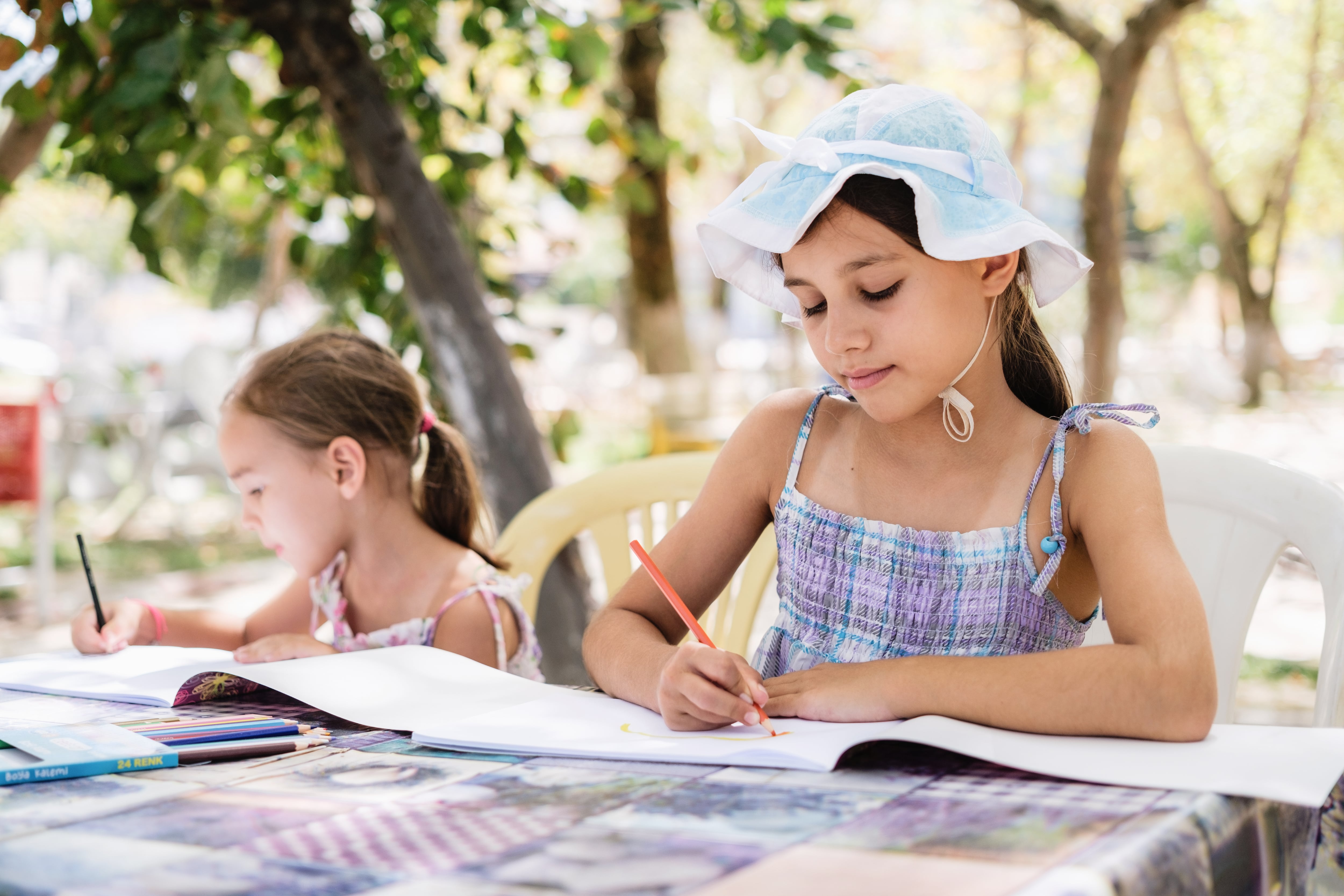 Expresar emociones y ordenar lo vivido: ventajas de que un niño escriba un diario en verano