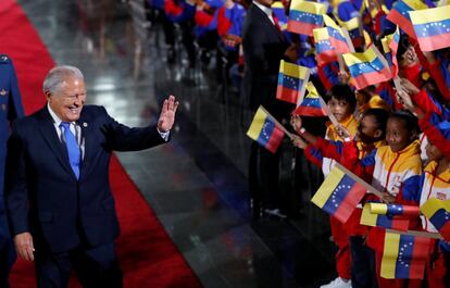 El presidente de El Salvador, Sánchez Cerén, saluda a su llegada a la ceremonia del juramento de Maduro, en la Corte Suprema de Caracas. 