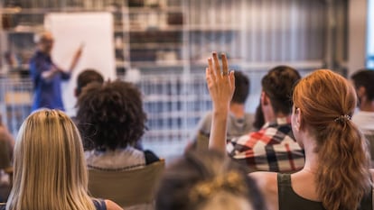 La menor propensi&oacute;n de las mujeres a preguntar en clase o en reuniones de trabajo es una fuente sutil, pero importante, de desigualdad de g&eacute;nero.