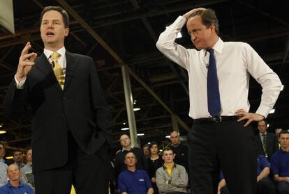 David Cameron (derecha) y Nick Clegg en un mitin en Basildon.