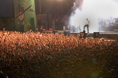 Los asistentes a la última edición del FIB disfrutan de un concierto del grupo 'Placebo'.