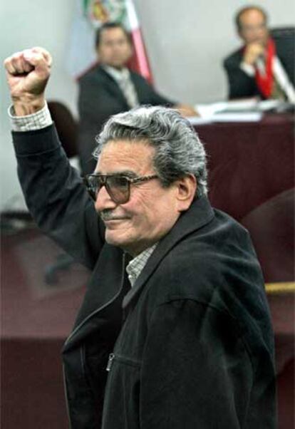 Abimael Guzmán, líder fundador de Sendero Luminoso, saluda puño en alto en el juicio celebrado en noviembre de 2004.