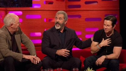 Da esquerda para a direita, os atores John Lithgow, Mel Gibson e Mark Wahlberg, na gravação do programa ‘Graham Norton Show’.