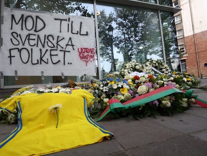 Flores en el lugar donde el 16 de octubre un terrorista asesinó a dos ciudadanos suecos en Bruselas.