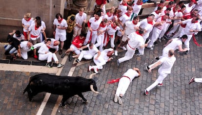 Los toros de la ganaderia salmantina de Puerto de San Lorenzo han protagonizado el primer encierro de estos Sanfermines 2018. 