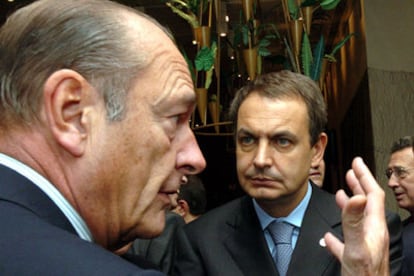 Chirac charla con varios líderes de la UE, entre ellos Zapatero, hoy en Bruselas.