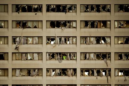 Las ventanas de este edificio de Joplin quedaron completamente reventadas.