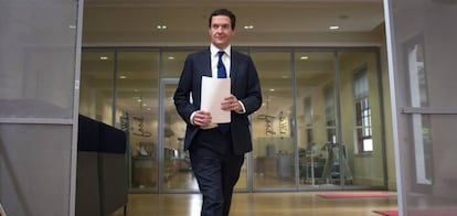 El ministro de Econom&iacute;a brit&aacute;nico, George Osborne, este lunes en Londres. 