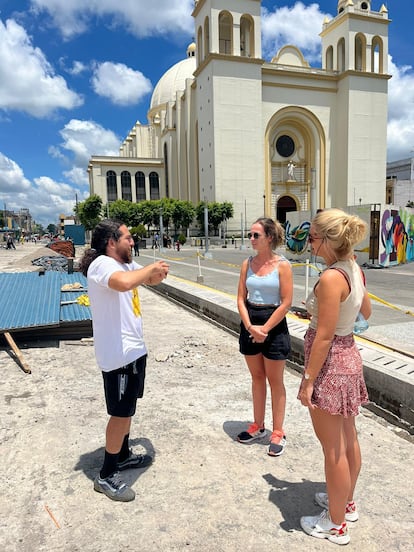 Erick Calderón, guía turístico, escritor y gestor cultural, durante uno de sus tours por el centro histórico de San Salvador.