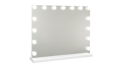 Espejo con iluminación sobre fondo blanco.