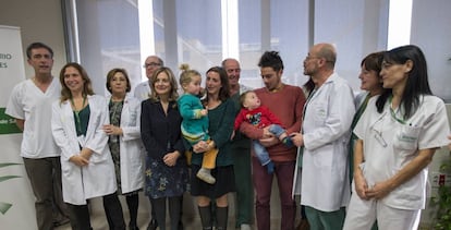 El bebé Max, en el centro, junto a sus familiares y el equipo médico, en Granada.