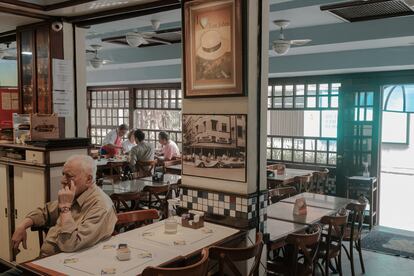 Recuerdos y souvenirs de Bossa Nova decoran las paredes del restaurante Garota de Ipanema, en la ciudad de Río de Janeiro.