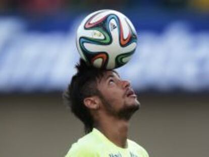 Neymar, en un entrenamiento con su selecci&oacute;n. 