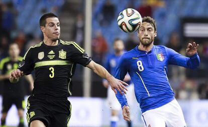 El defensa de la selección española, Azpilicueta (i), disputa un balón con el centrocampista del combinado italiano, Claudio Marchisio, durante el encuentro amistoso que disputan esta noche en el estadio Vicente Calderón, en Madrid. 