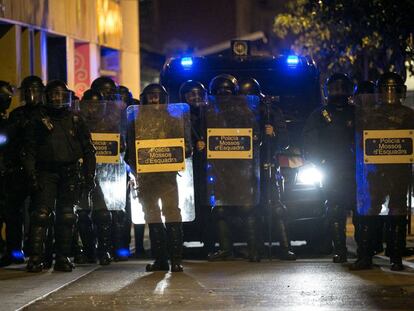 Els Mossos durant els disturbis d'ahir a la nit.