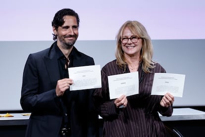 La actriz Emma Suárez y el actor Juan Diego Botto, con las tres papeletas con los títulos de las preseleccionadas.