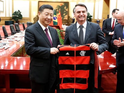Bolsonaro regala a Xi Jinping una chaqueta del Flamengo, este viernes en Pekín. 