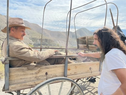 El actor Viggo Mortensen y el director Lisandro Alonso en el rodaje de 'Eureka'.