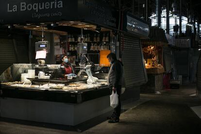 Una parada del Mercat de la Boqueria durant l'estat d'alarma.