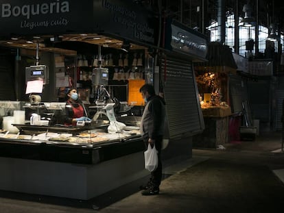 Una parada del Mercat de la Boqueria durant l'estat d'alarma.