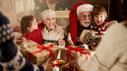 Las mejores ideas para regalar a tus abuelos esta Navidad. GETTY IMAGES.