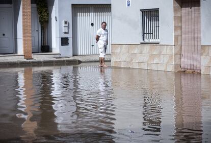 Las lluvias de la noche del jueves en Valencia han dejado escenas de calles, viviendas y locales inundados.