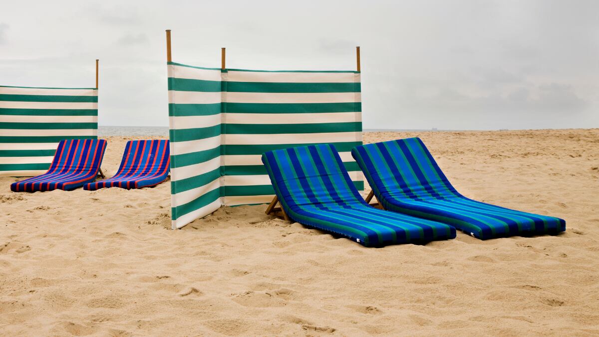 Ni toallas ni tumbonas: esta esterilla plegable con cojín es la mejor aliada para descansar en la playa