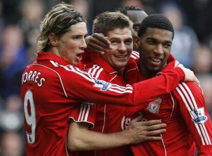 Torres y Gerrard felicitan a Babel tras el gol de éste, el tercero del Liverpool.