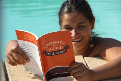 Una joven lee uno de los ejemplares de 'Cambiar el mundo en 2 horas'.