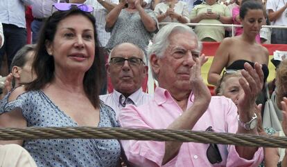 Carmen Martínez Bordiú, con Vargas Llosa en Málaga, en los toros el pasado día 19.