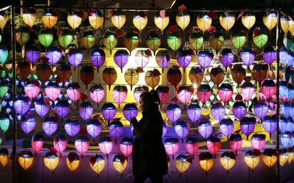 Una dona resa durant les celebracions de Cap d'Any al temple budista de Jogye, a Seül, Corea del Sud.