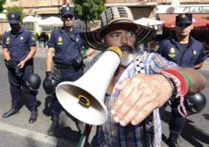 El diputado autonómico y alcalde de Marinaleda, Juan Manuel Sánchez Gordillo, se dirige a los jornaleros frente a la Subdelegación de Gobierno de Córdoba, hoy, 23 de agosto de 2012, donde ha finalizado la tercera jornada de la marcha reivindicativa del Sindicato Andaluz de Trabajadores (SAT).